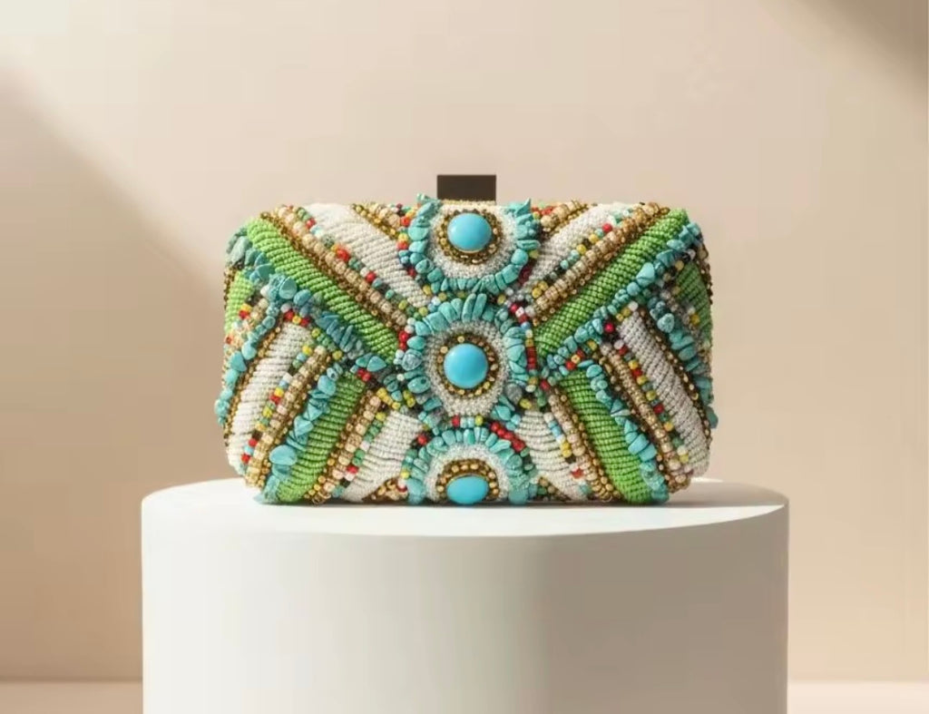 Cartera con Estampados en Piedras