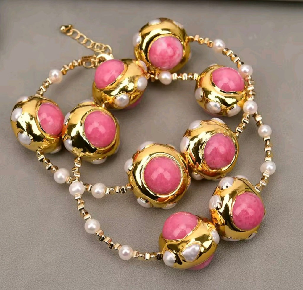 Collar con cuentas doradas y perlas blancas en jade rosa