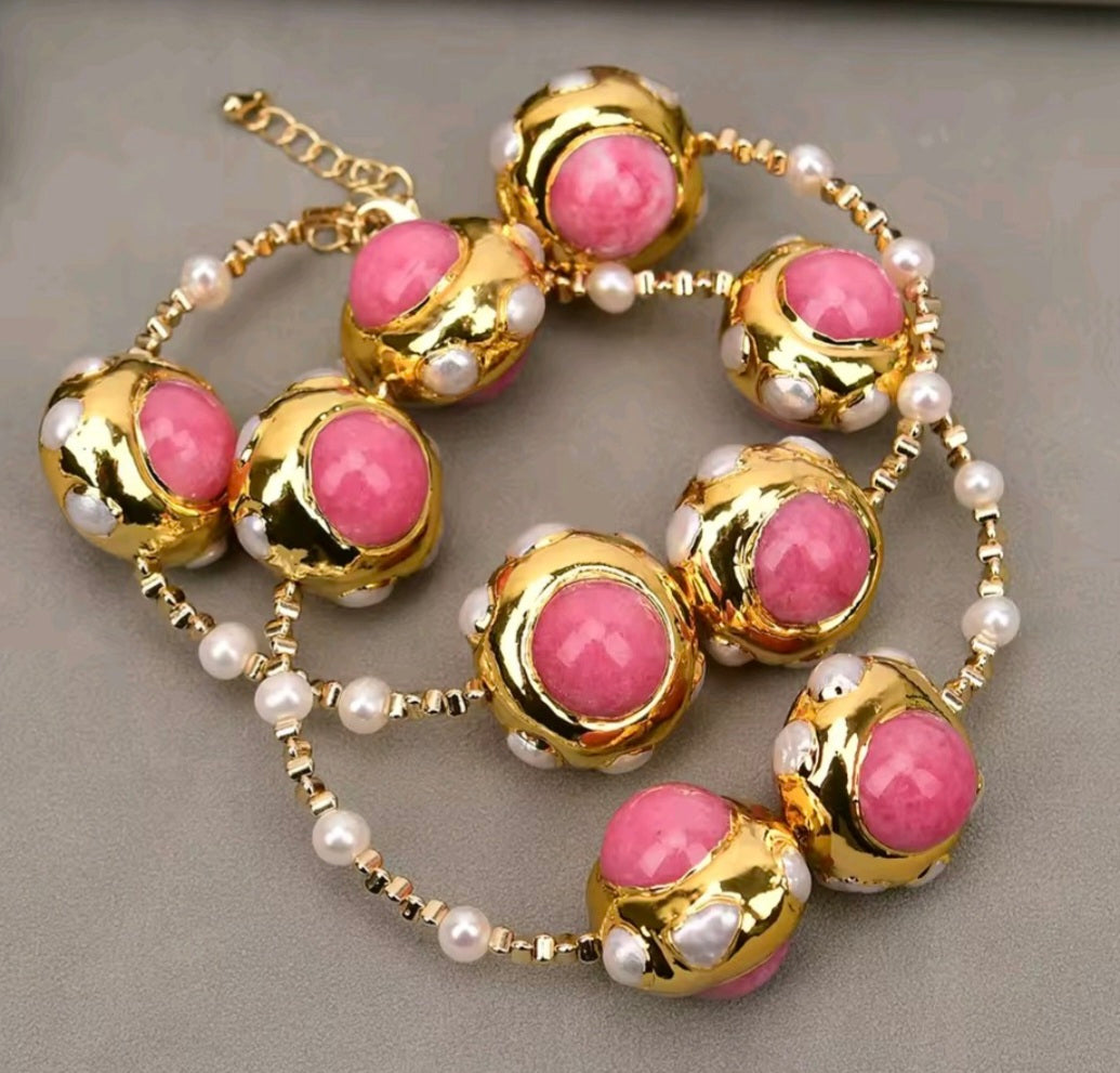 Collar con cuentas doradas y perlas blancas en jade rosa
