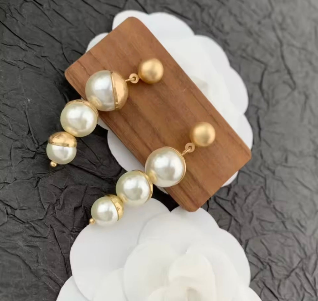 Set Collar, Pantallas y Pulsera en Perla y Chapado en Oro de 18k