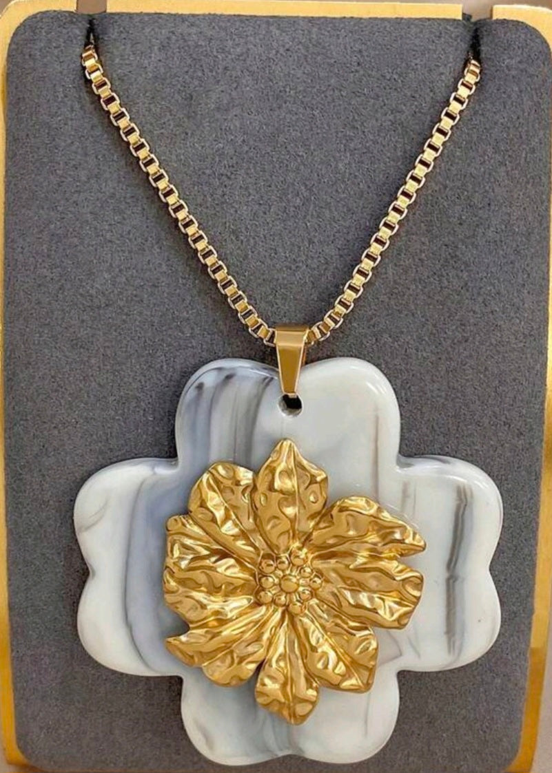 Botanical Pendat Necklace