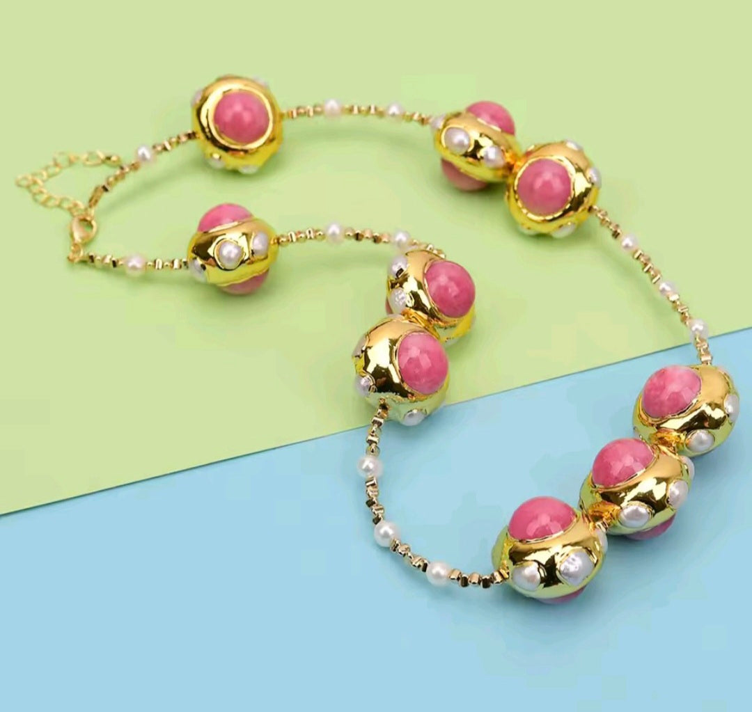 Collar con cuentas doradas y perlas blancas en jade rosa