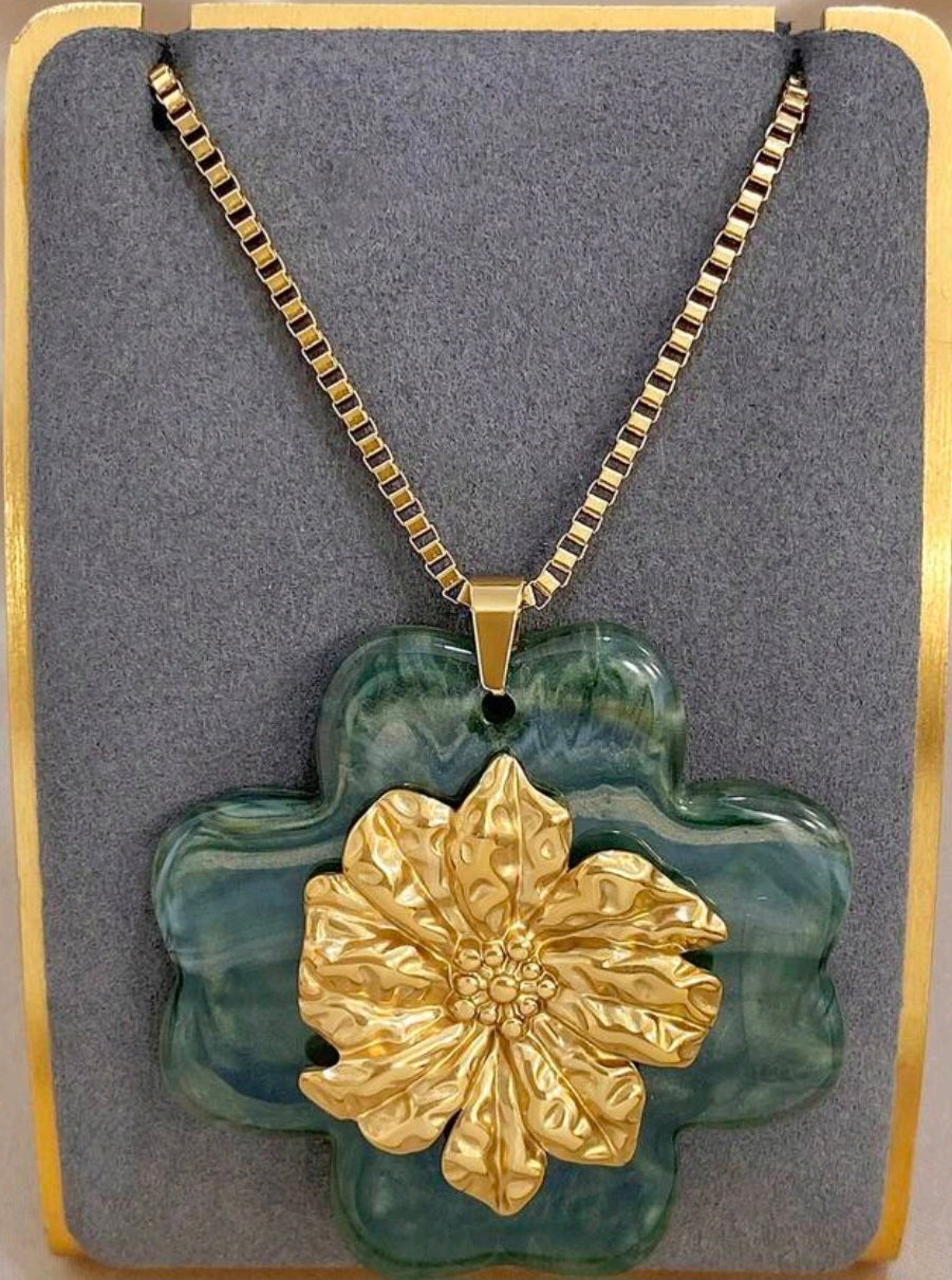 Botanical Pendat Necklace