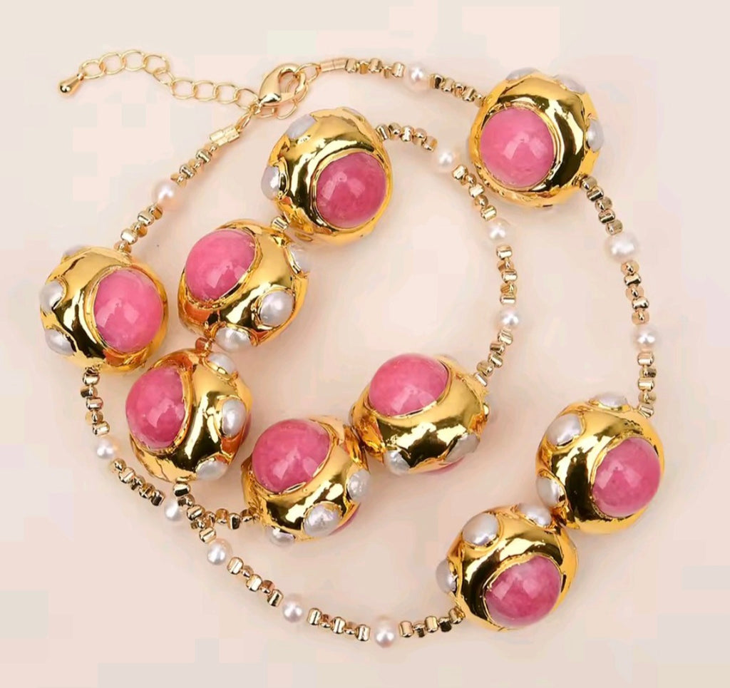 Collar con cuentas doradas y perlas blancas en jade rosa