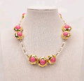 Collar con cuentas doradas y perlas blancas en jade rosa
