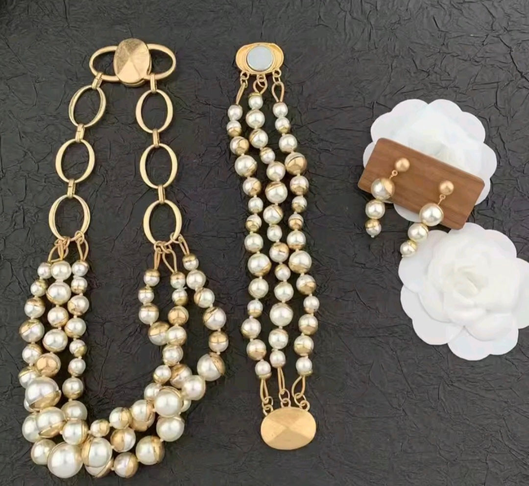 Set Collar, Pantallas y Pulsera en Perla y Chapado en Oro de 18k